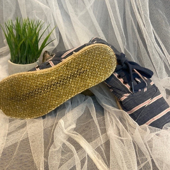 Toms Blue & Pink  Stripes shoes  💕 - Picture 5 of 8